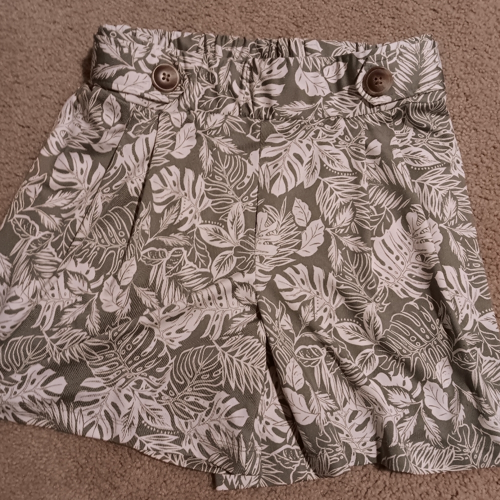 Robert Louis Olive Green & White Tropical Shorts. S